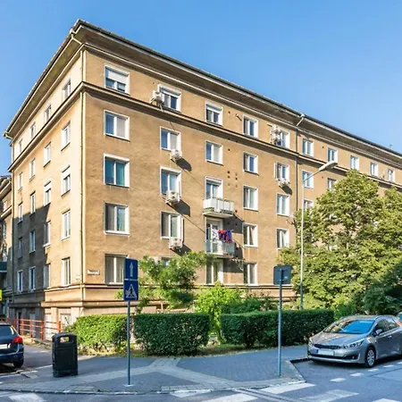 Stylish In The Old Town ~ Local Neighbourhood Apartment *